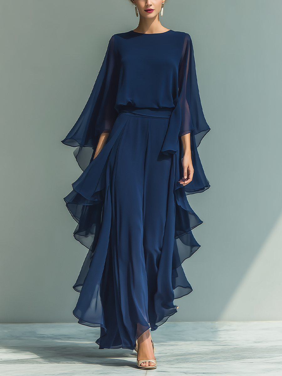 Set bestaande uit een marineblauwe chiffon top met uitlopende mouwen en een rechte broek met ruches