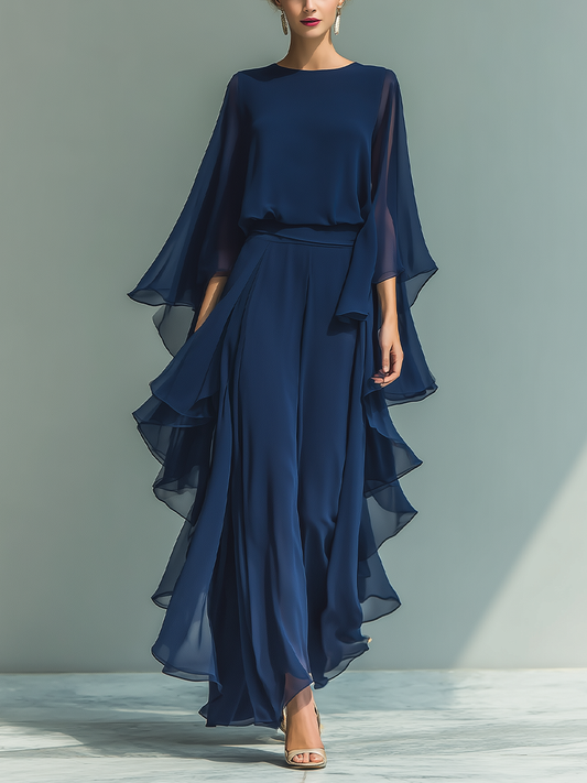 Set bestaande uit een marineblauwe chiffon top met uitlopende mouwen en een rechte broek met ruches