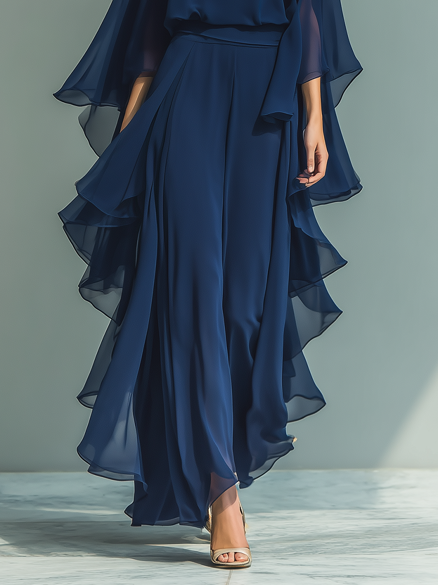 Set bestaande uit een marineblauwe chiffon top met uitlopende mouwen en een rechte broek met ruches