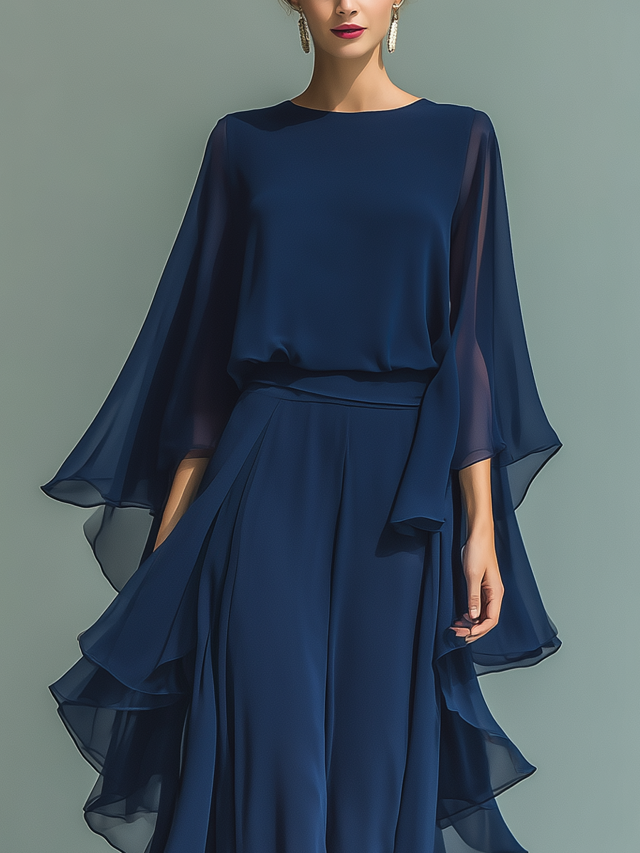 Set bestaande uit een marineblauwe chiffon top met uitlopende mouwen en een rechte broek met ruches