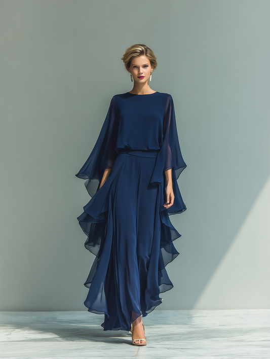 Set bestaande uit een marineblauwe chiffon top met uitlopende mouwen en een rechte broek met ruches